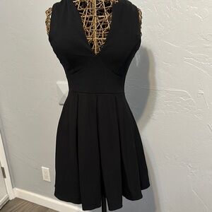 Windsor Fashion Elegant Black Sleeveless Dress. Deep v neck. Pleated skirt. M